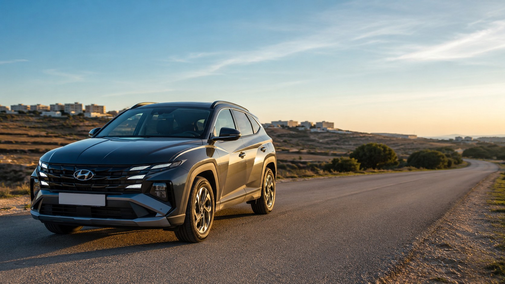 Hyundai Tucson en location sur une route près de Khandek Zarzour à Tanger