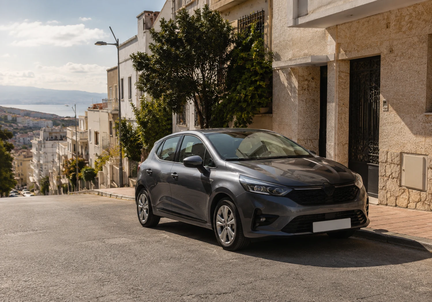 Voiture de location récente dans une rue en pente de Dradeb à Tanger