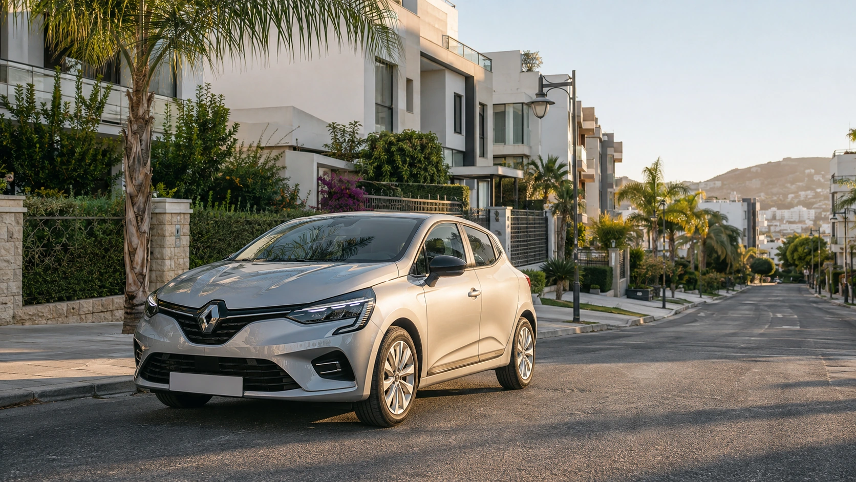 Renault Clio 5 de location dans un quartier résidentiel d’Aïn El Hyani à Tanger
