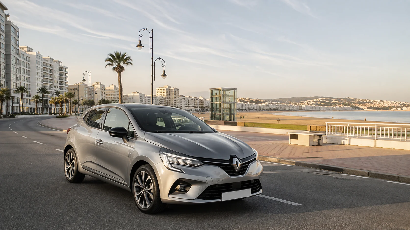 Renault Clio 5 automatique sur la Corniche de Tanger au coucher du soleil