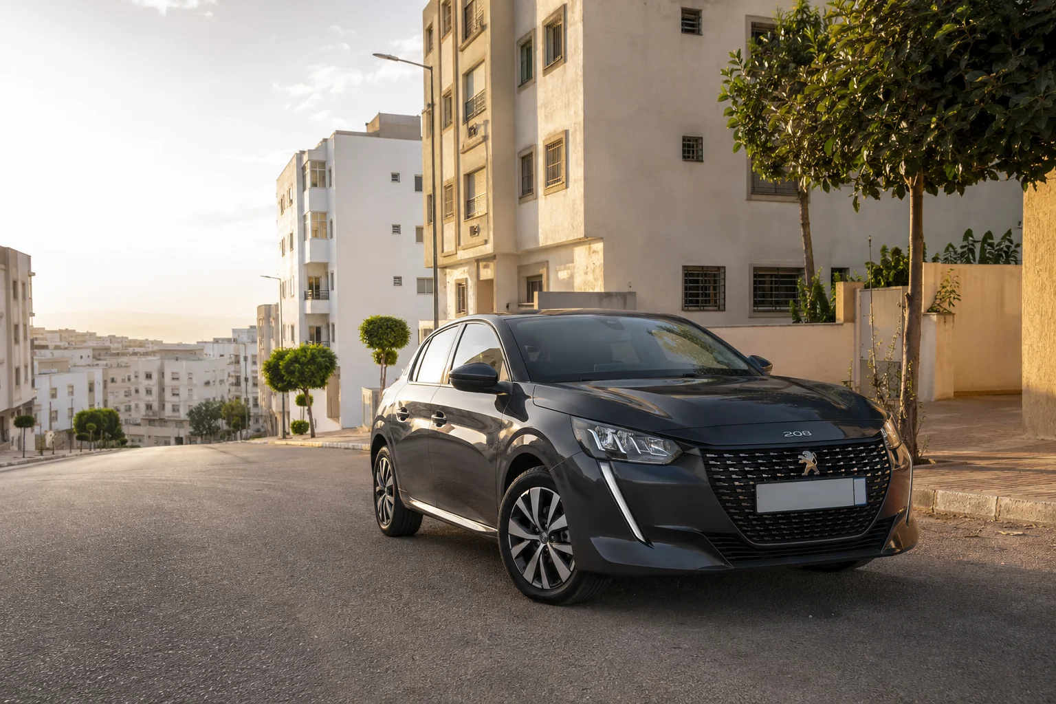 Peugeot 208 de location dans un quartier résidentiel de Tanger près de Benkirane
