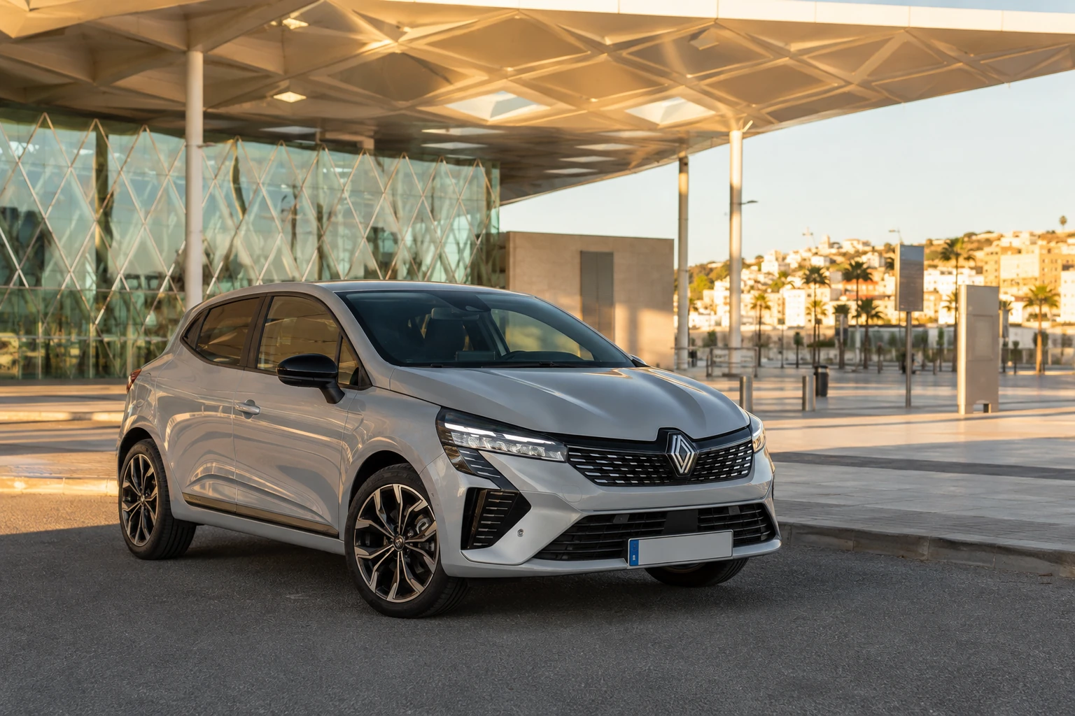 Renault Clio 5 de location devant la Gare Tanger-Ville à Tanger