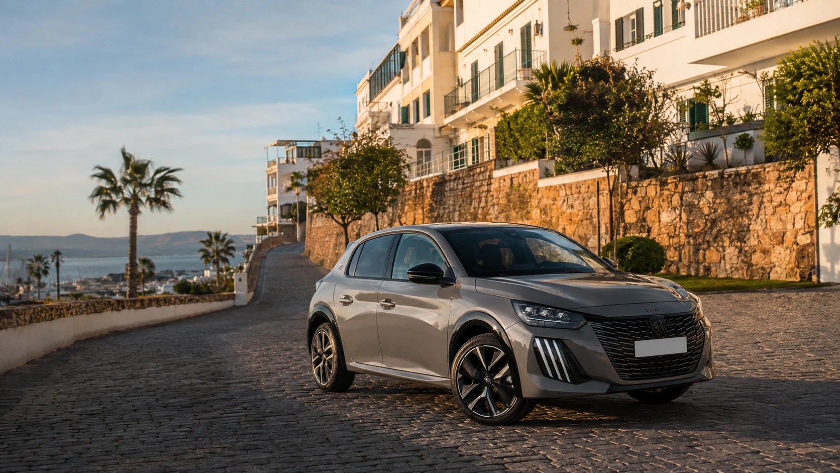 Peugeot 208 hybride de location dans le quartier Marshan à Tanger