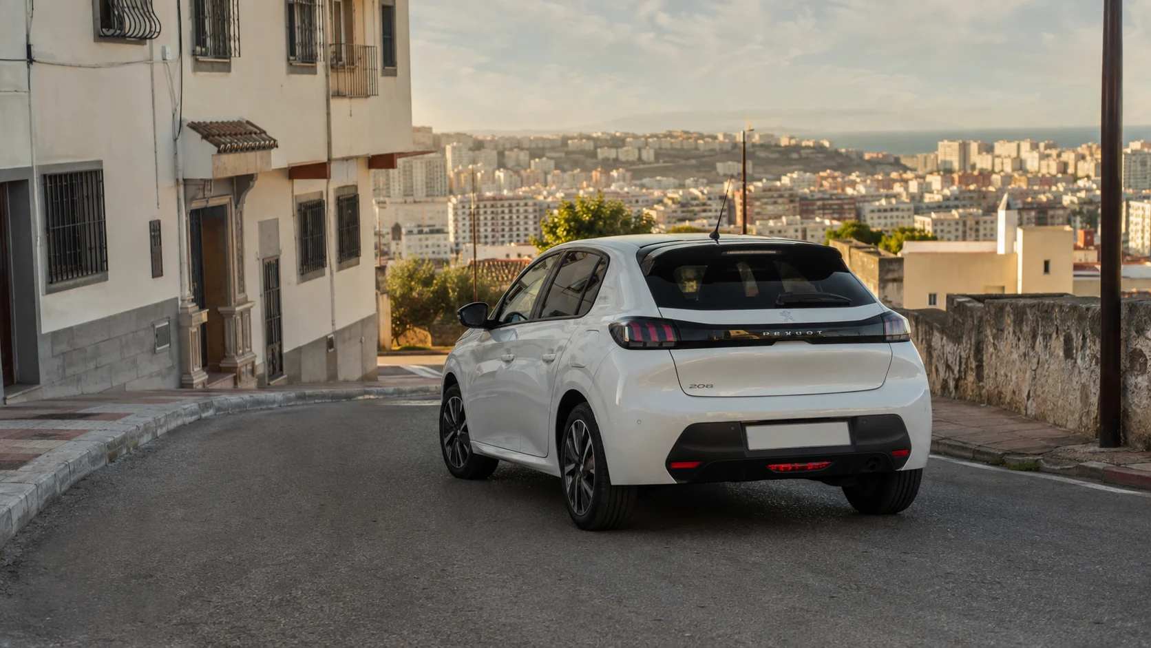 Peugeot 208 de location pour se déplacer dans Tanger depuis Zouitina